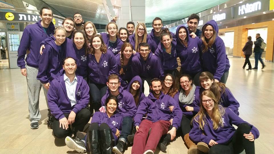 Akiva participants smiling together at the airport